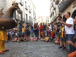 Arribada a la pla&ccedil;a del Vi i ball de l'&Agrave;liga de la Ciutat