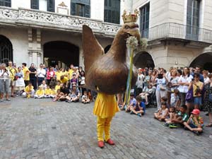 Arribada a la pla&ccedil;a del Vi i ball de l'&Agrave;liga de la Ciutat