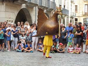 Arribada a la pla&ccedil;a del Vi i ball de l'&Agrave;liga de la Ciutat