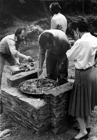 Celebraci&oacute; de la diada de Santa Rita a la font del Ferro. Preparant l'arr&ograve;s s'observa Anna Juanola, Alfons Martinell, Antoni Dom&egrave;nec i Xavier Torrado. 1983