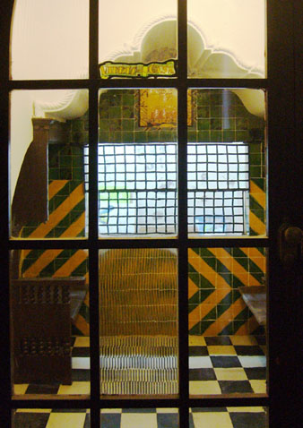 Espai interior de la Galeria de Bells Oficis amb decoraci&oacute; de Rafael Mas&oacute;