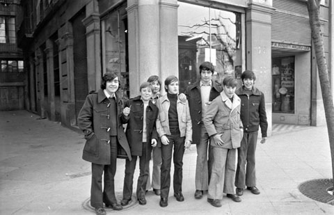 Festa de Sant Tom&agrave;s d'Aquino, patr&oacute; dels estudiants. Retrat d'un grup d'estudiants a l'encreuament entre la Rambla de la Llibertat i el carrer dels Germans Busquets. 1974