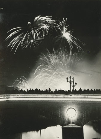 Espectadors al pont de Pedra observant el tradicional castell de focs artificials que clausura les Fires de Sant Narc&iacute;s. 1960