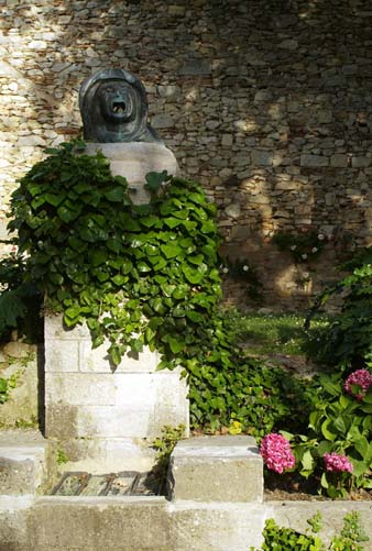 L'escultura 'El Crit de la Bruixa', obra de Pia Crozet instal&middot;lada als Jardins de la Francesa. 2006