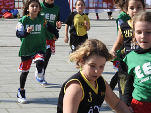 X Jornada de l'Esport Femen&iacute; 2023 a la pla&ccedil;a Salvador Espriu i la de Francesc Calvet i Rubalcaba