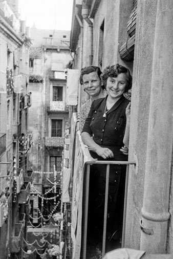 Process&oacute: de la Mare de D&eacute;u de F&agrave;tima. Retrat de dues dones en un balc&oacute; del carrer Mercaders. 1951