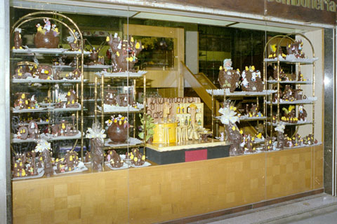 Mones de Pasqua a l'aparador de la confiteria Roca. 1988