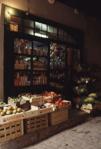 Fa&ccedil;ana de la botiga de comestibles Lolita situada al carrer Guillem Minali. 1988