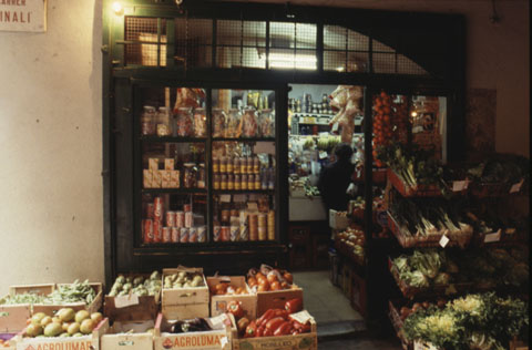 Fa&ccedil;ana de la botiga de comestibles Lolita situada al carrer Guillem Minali. 1988