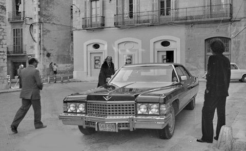 Salvador Dal&iacute; al costat d'un dels seus Cadillacs, a Figueres. 1974