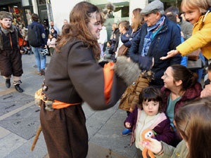 Reis 2023. Precavalcada. Els patges pels carrers de la ciutat