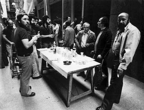El carrer de la Neu. S'hi reconeixen Just Manuel Casero, Enric Ansesa i Jaume Faix&oacute;. 1975