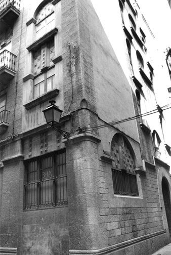 La casa Salieti al carrer de la Neu, obra de Rafel Mas&oacute; (1914-15). 1992