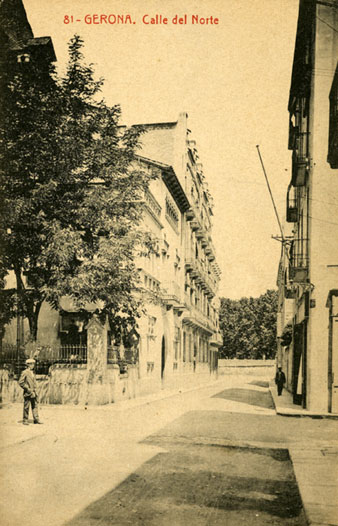 Vista del carrer del Nord amb la Gran Via de Jaume I al fons. A l'esquerra, fent cantonada amb el carrer Anselm Clav&eacute;, el xalet Juand&oacute;-Casa Furest. 1910