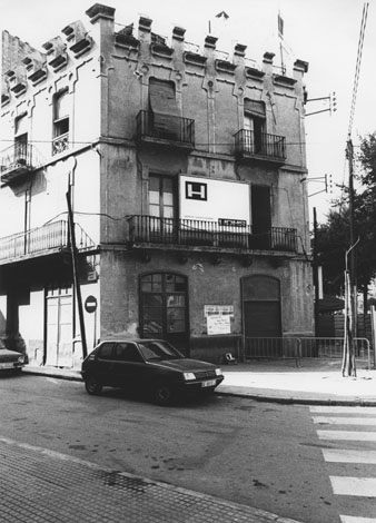 Enderrocament d'un edifici a la cru&iuml;lla del carrer del Nord amb la Gran Via de Jaume I. 1987