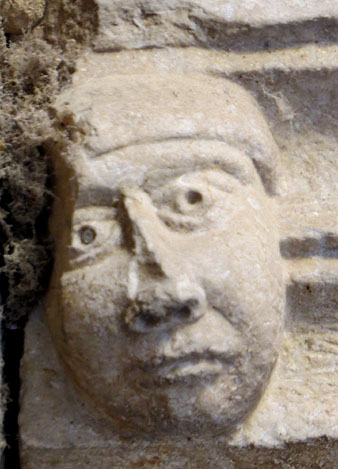 Detall de l'entrada lateral de l'esgl&eacute;sia de Santa Susanna del Mercadal