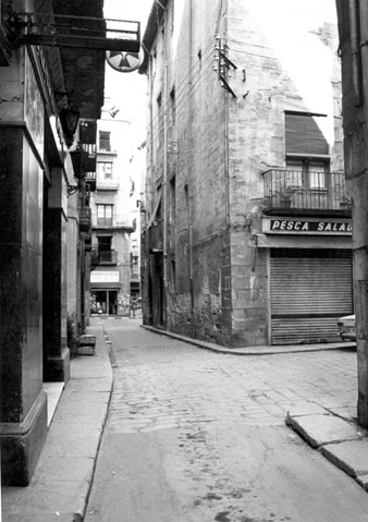 El carrer de les Peixateries Velles. A la dreta, la pla&ccedil;a de les Castanyes. 1973