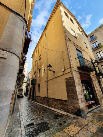 El carrer de les Peixateries cantonada amb la pla&ccedil;a de les Castanyes