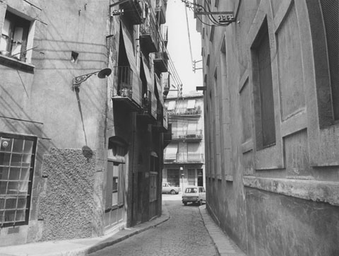 Vista del carrer del Perill. Al fons, el carrer de Santa Clara. 1974