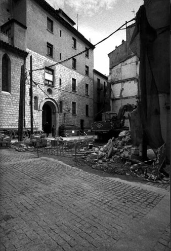 Obres d'enderrocament d'un edifici del xamfr&agrave; del carrer Perill amb el carrer Obra, davant la porta lateral de l'esgl&eacute;sia de Santa Susanna. 2000