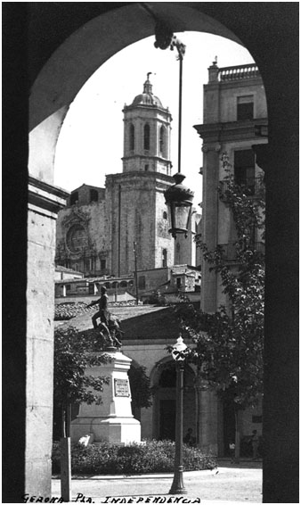 Vista parcial de la pla&ccedil;a des de sota els arcs. 1939