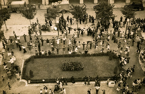 Ballada de sardanes a la pla&ccedil;a de la Independ&egrave;ncia. 1945