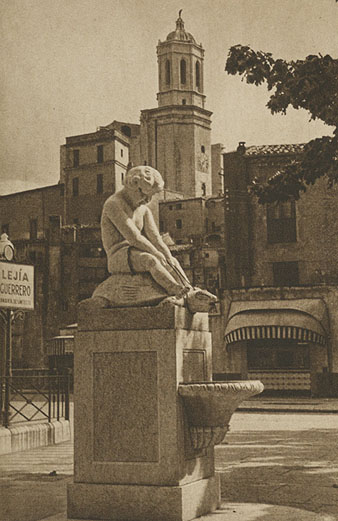 La font del Nen de la Tortuga la pla&ccedil;a de la Independ&egrave;ncia. 1945