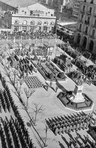 Parada militar en commemoraci&oacute; del XXXII Aniversari de l'Alliberament. 1971