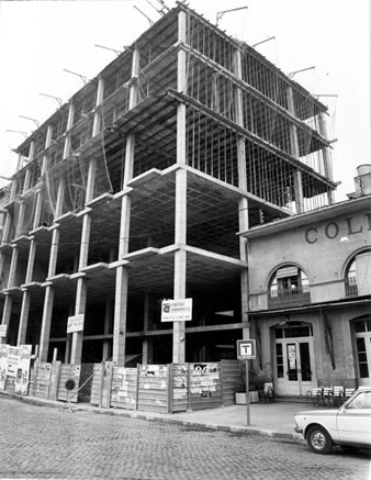 Construcci&oacute; d'un bloc d'habitatges seguint el projecte inicial de la pla&ccedil;, a l'espai compr&egrave;s entre Correus i el cinema Coliseu. 1981