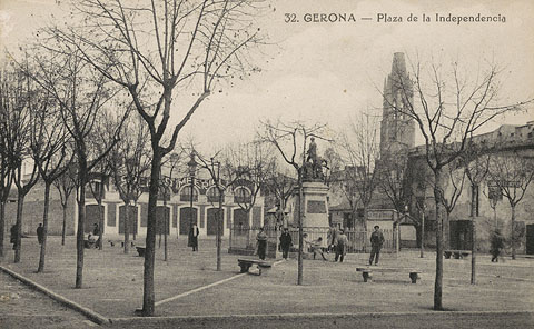 Vista parcial de la pla&ccedil;a de la Independ&egrave;ncia. Al centre, el monument als Defensors de Girona el 1808 i 1809. Al fons, el cinema Coliseu Imperial. 1909