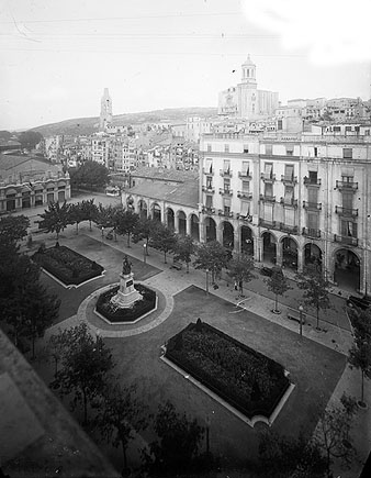 Pla&ccedil;a de Sant Agust&iacute;, actual pla&ccedil;a de la Independ&egrave;ncia. Ca. 1940