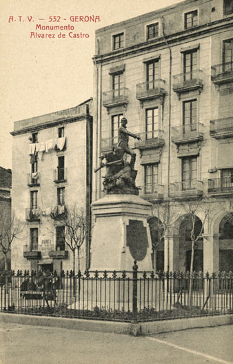 El monument als Defensors de Girona 1808 i 1809, a la pla&ccedil;a de la Independ&egrave;ncia. Al fons a l'esquerra, la botiga de la f&agrave;brica de gasoses de Carles Vidal. 1905