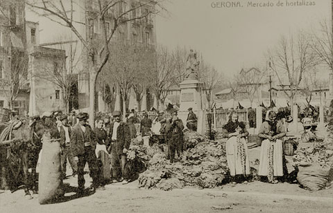 Mercat de verdures i hortalisses instal&middot;lat a la pla&ccedil;a de la Independ&egrave;ncia. 1910