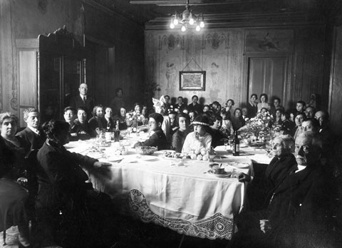 Banquet de la comuni&oacute; de Merc&egrave; Vila Reig celebrada en una casa de la pla&ccedil;a Bell-lloc. 1925