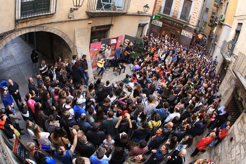 Concert sorpresa a la pla&ccedil;a de les Castanyes del grup Els Amics de les Arts, dins del festival Strenes. 2015