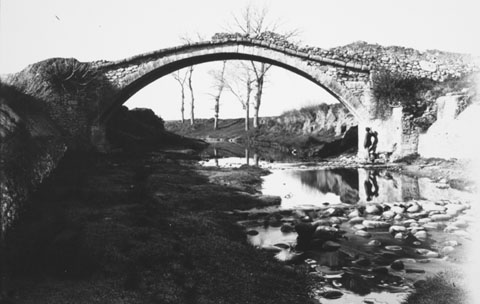 Antic pont del Dimoni (segle XIV) de Santa Eug&egrave;nia de Ter, el 1889. El Pontem Fretum podria haver tingut un aspecte semblant