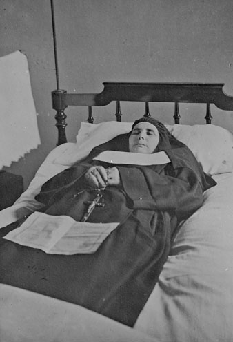 Retrat post mortem de la Superiora General de les Germanes Vetlladores Rosario Ripoll. 1934