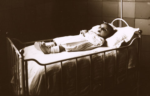 Retrat 'post mortem' d'un infant en un llit d'un hospital. 1931