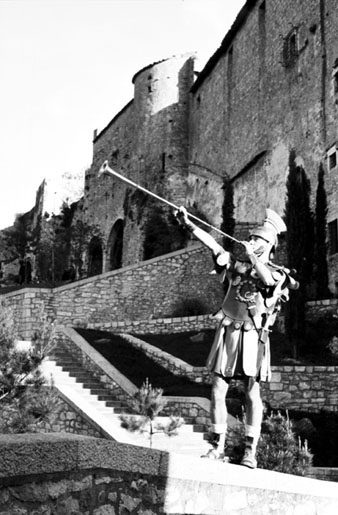 Sessi&oacute; fotogr&agrave;fica del Man&iacute;pul de Manaies. Retrat del buccinator ordinis (trompeta d�ordres) al Passeig Arqueol&ograve;gic. 1960