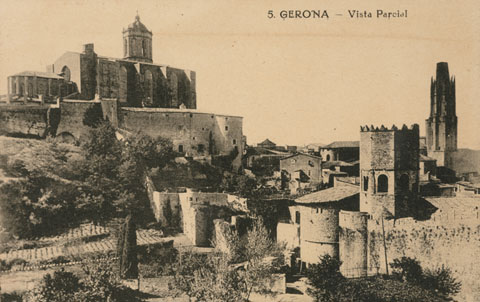 Vista de la Catedral de Girona i de l'espai que posteriorment ocupar&agrave; el Passeig Arqueol&ograve;gic des de la pujada de Montju&iuml;c. 1896