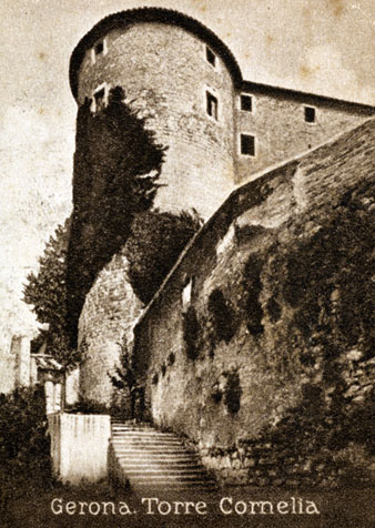 La Torre Corn&egrave;lia abans de la construcci&oacute; del Passeig Arqueol&ograve;gic. 1915