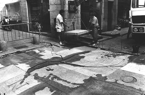 Col&middot;locaci&oacute: de les lloses del mosaic dels Quatre Rius. 1992
