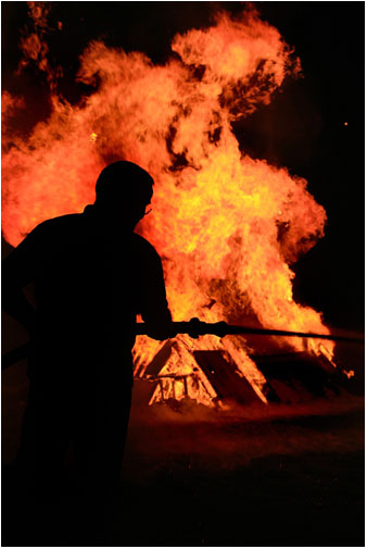 Revetlla de sant Joan a Girona. Encesa de foguera a Fontajau. 2011