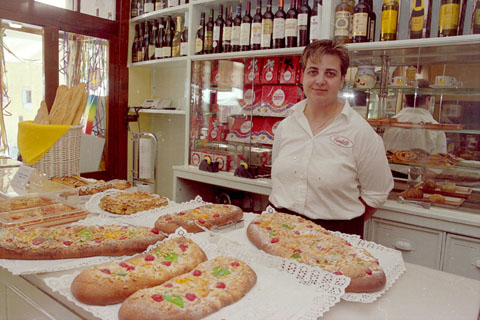 Venda de coques de Sant Joan a la pastisseria Can Castell&oacute;. 2002