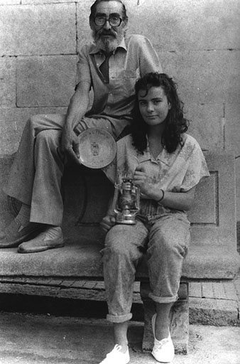 Consol Car&oacute;s, portadora de la flama del Canig&oacute; amb Leandre Herrera, organitzador de la revetlla de Sant Joan. 1988