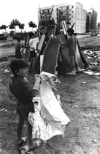 Preparaci&oacute; d'una foguera de Sant Joan en un descampat de Girona. 1988