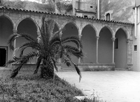 Jard&iacute; de la Casa Solterra, seu dels Serveis Territorials de Cultura de la Generalitat a Girona, al carrer dels Ciutadans, 18. El claustre &eacute;s part del desaparegut convent de Sant Francesc d'Ass&iacute;s. 1985
