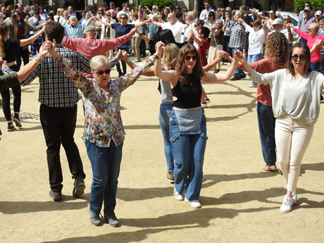 Diada de Sant Jordi 2023 a Girona. Audici&oacute; de sardanes amb la Cobla Bisbal Jove