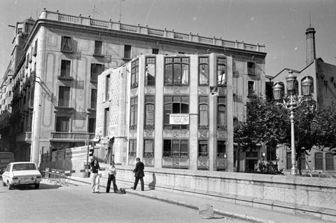 Enderrocament de la casa annexada al pont de Pedra, al carrer de Santa Clara. Al fons, l'edifici de la Caixa de Pensions per a la Vellesa i d'Estalvis i la f&agrave;brica Grober. 1974