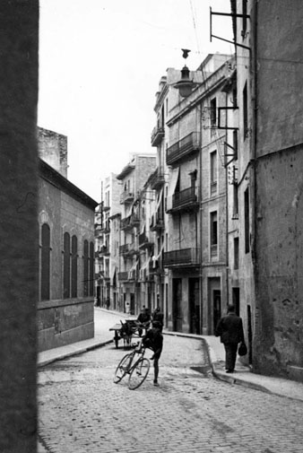 El carrer Santa Clara abans de la seva alineaci&oacute;. L'edifici de l'esquerra formava part de la f&agrave;brica Grober i va ser enderrocat juntament amb l'edifici de la dreta. 1947